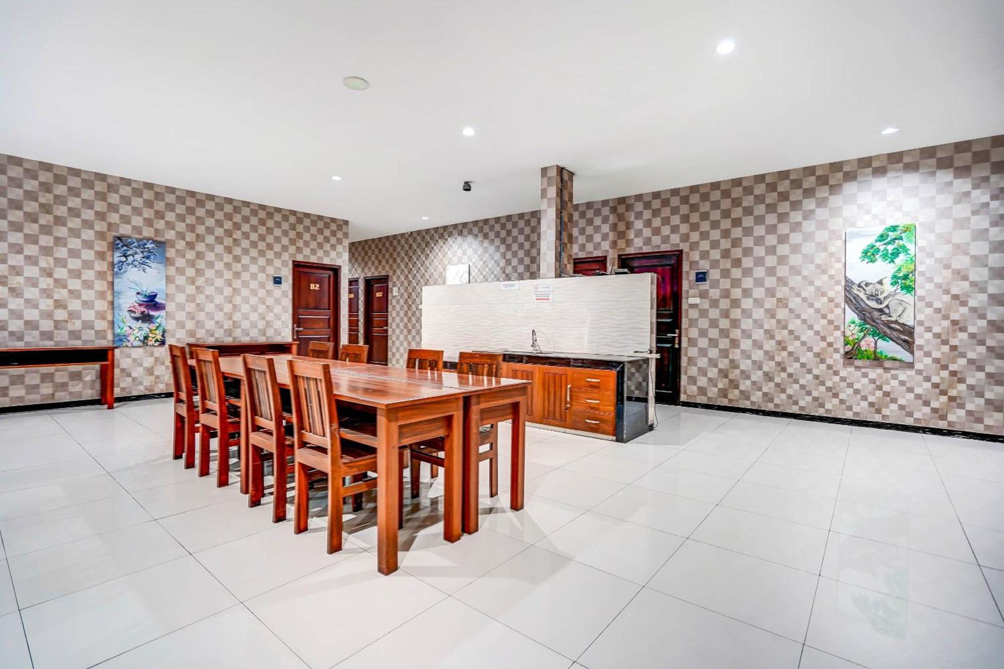 Oyo 90889 Dkb Residence Сурабая Екстериор снимка