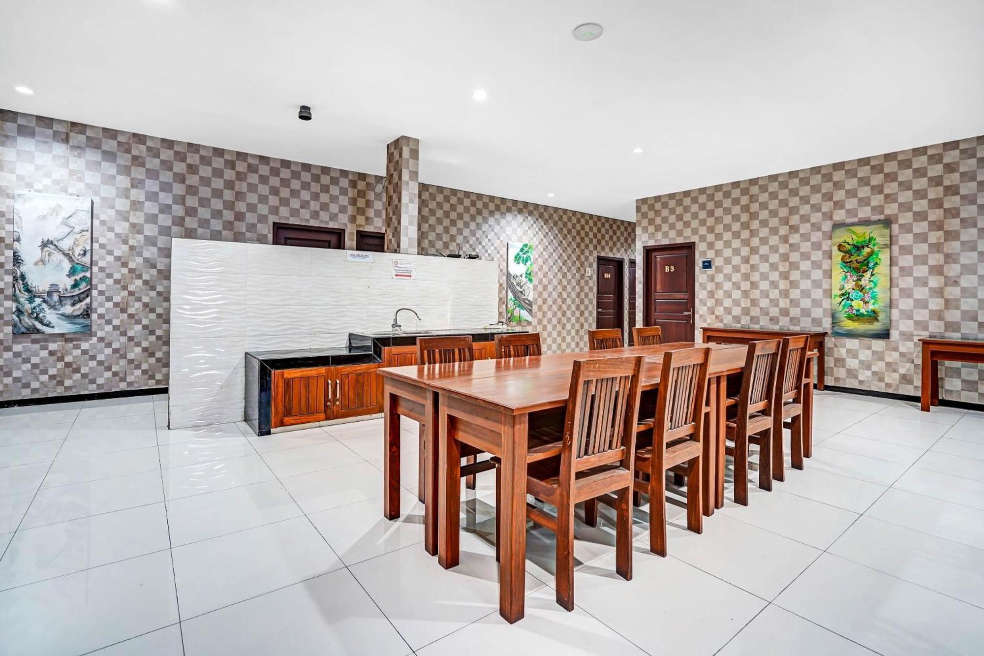 Oyo 90889 Dkb Residence Сурабая Екстериор снимка