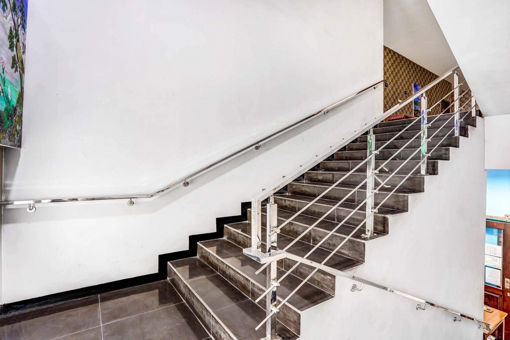 Oyo 90889 Dkb Residence Сурабая Екстериор снимка