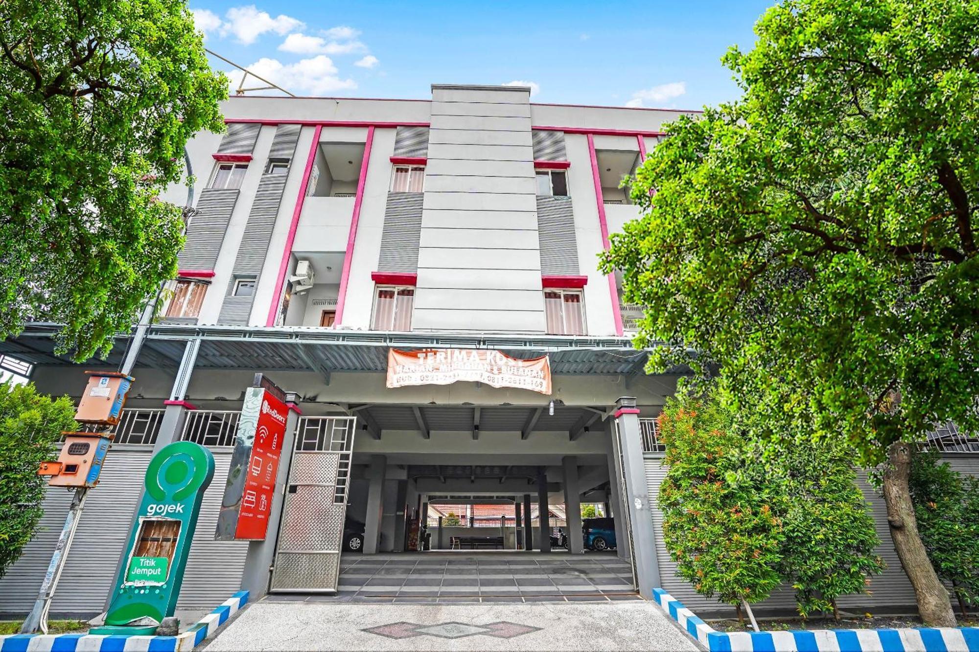 Oyo 90889 Dkb Residence Сурабая Екстериор снимка