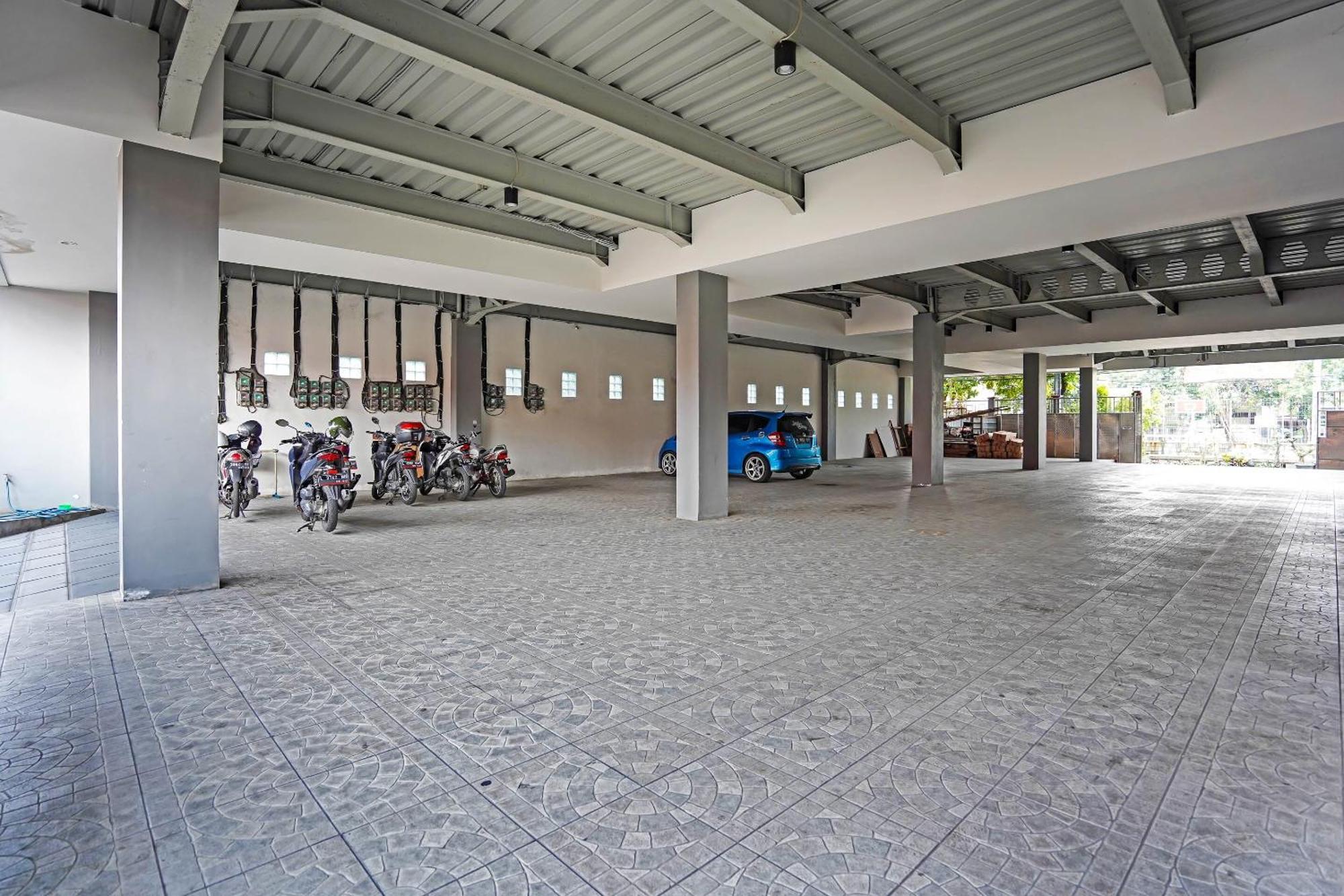 Oyo 90889 Dkb Residence Сурабая Екстериор снимка