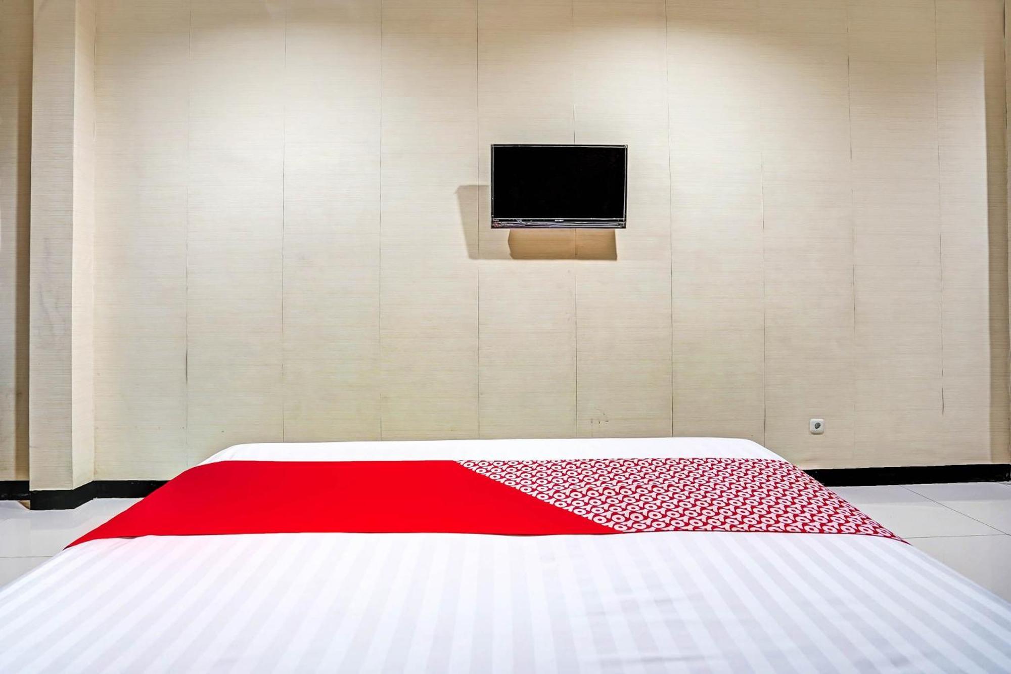 Oyo 90889 Dkb Residence Сурабая Екстериор снимка