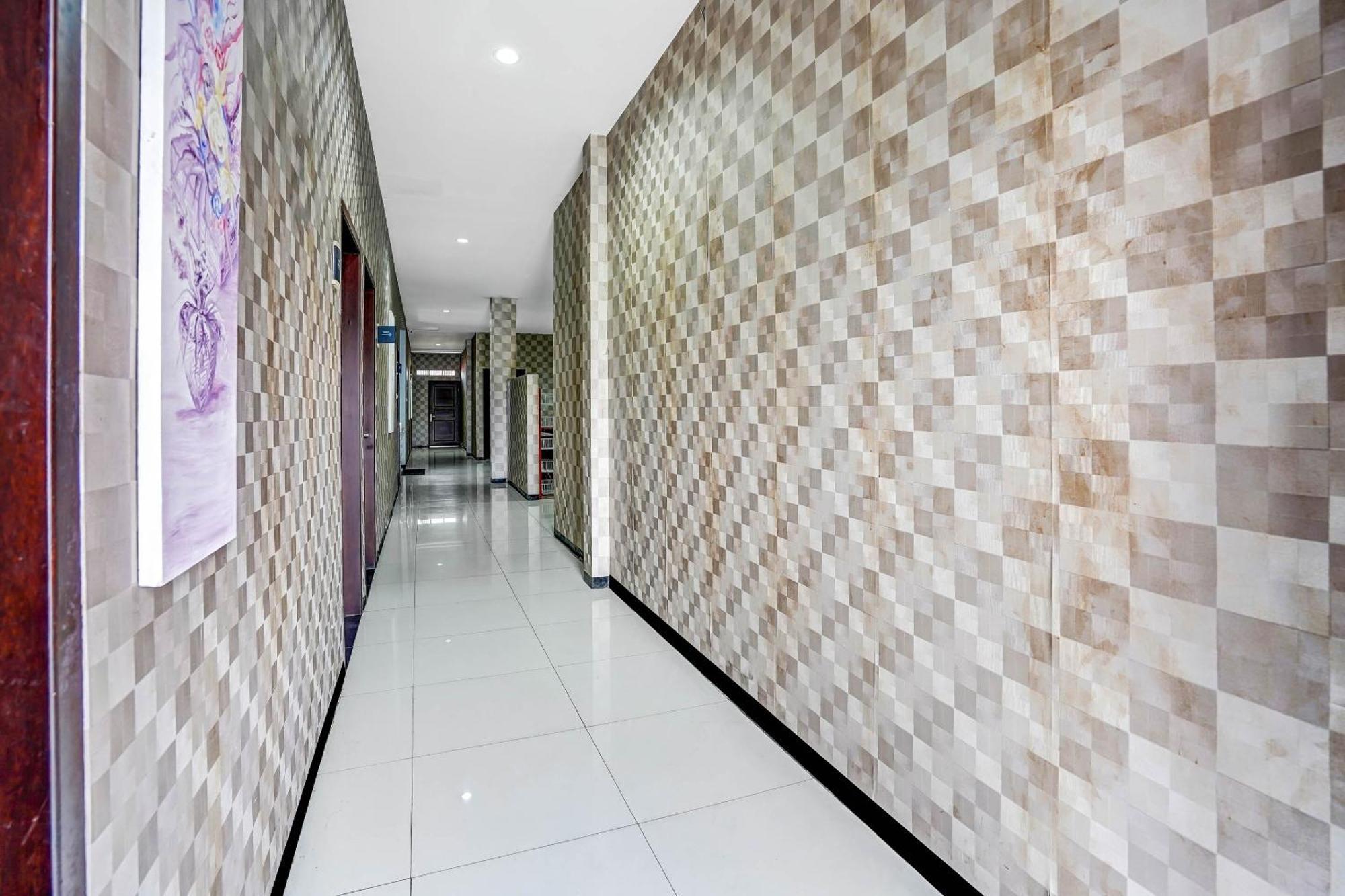 Oyo 90889 Dkb Residence Сурабая Екстериор снимка