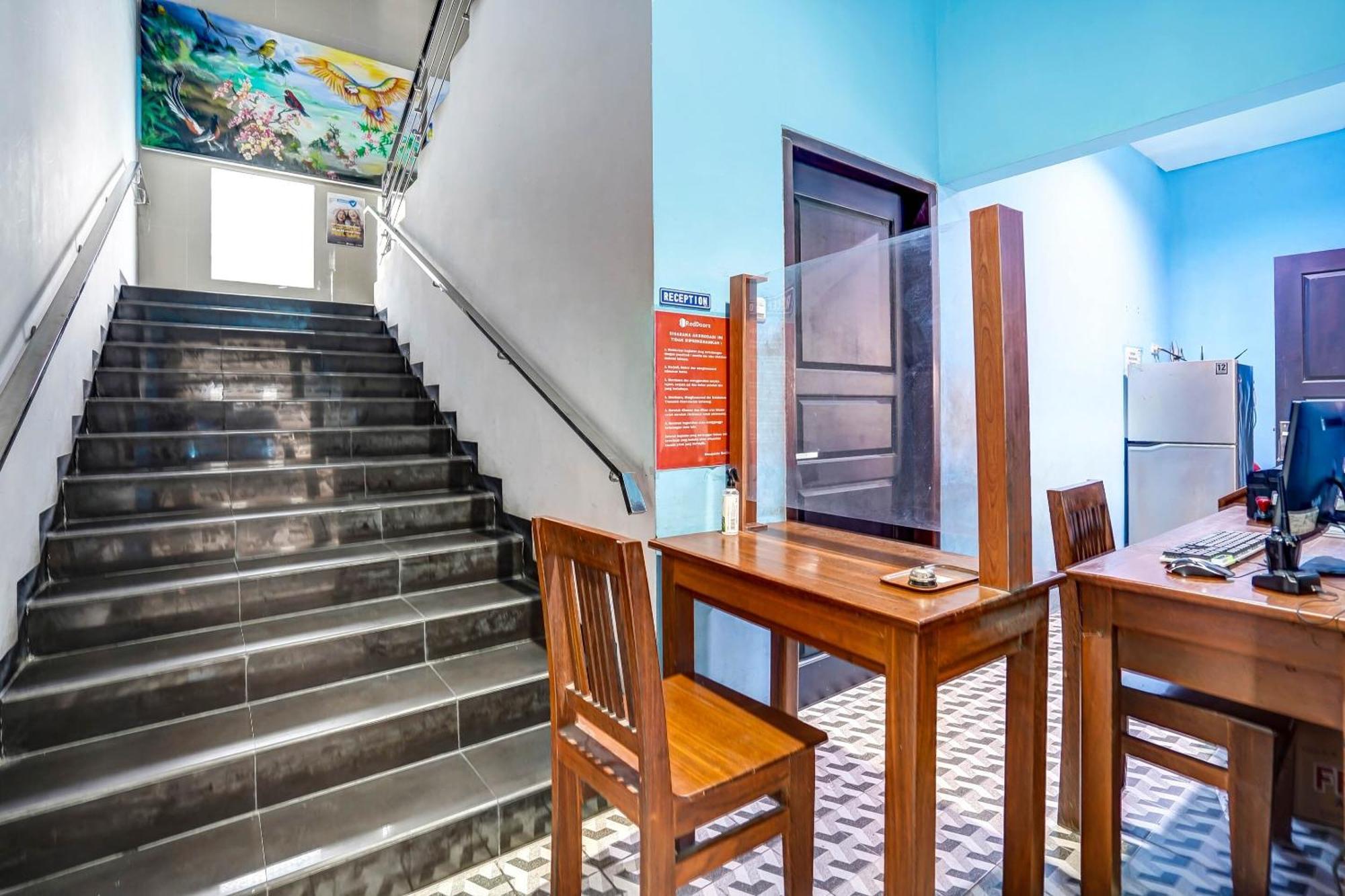 Oyo 90889 Dkb Residence Сурабая Екстериор снимка