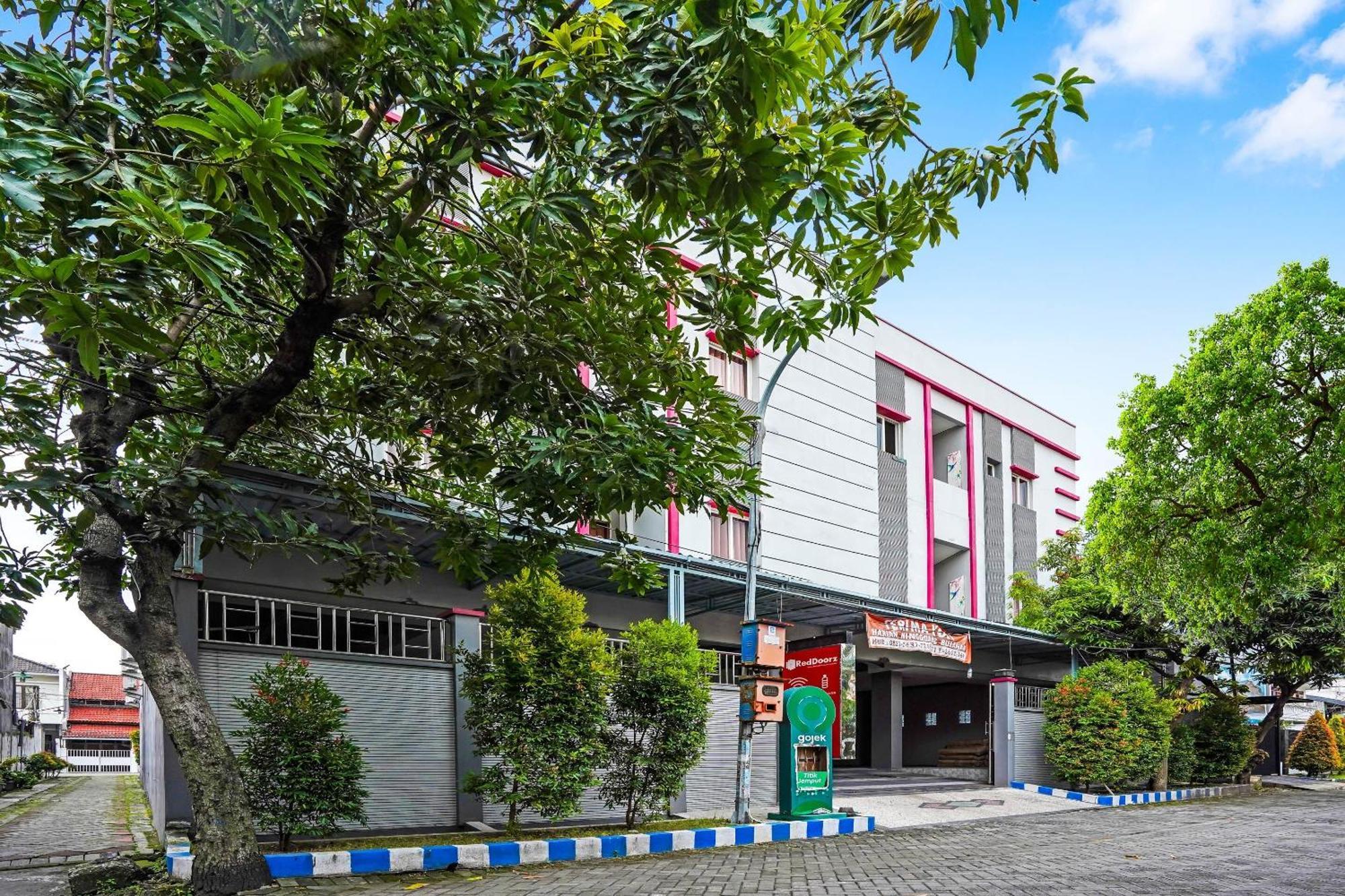 Oyo 90889 Dkb Residence Сурабая Екстериор снимка
